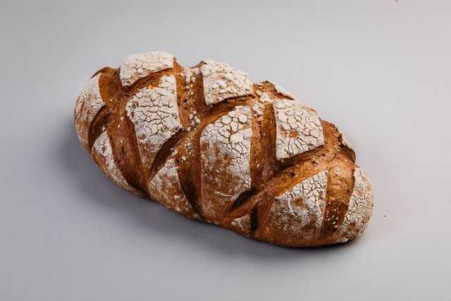 Brown Loaf with Flour خبز لوف بني دقيق